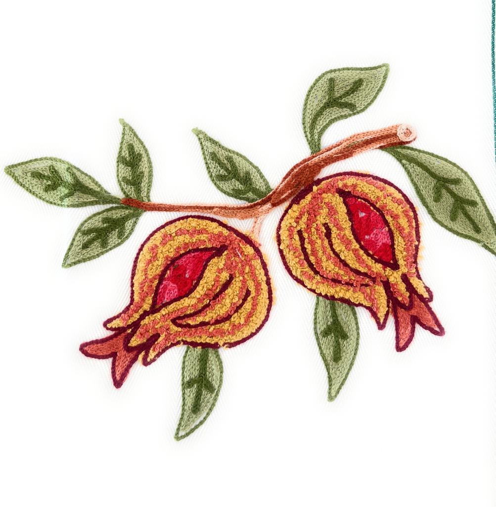 Particolare ricamo melograno 