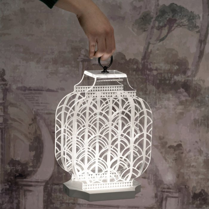 Lampada Atena Vesta ricaricabile in cristallo acrilico inciso, due misure, artigianale e trasparente, design made in Italy