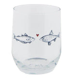 Bicchiere in vetro Clayre & Eef decorato con pesci blu e cuore rosso su fondo trasparente.