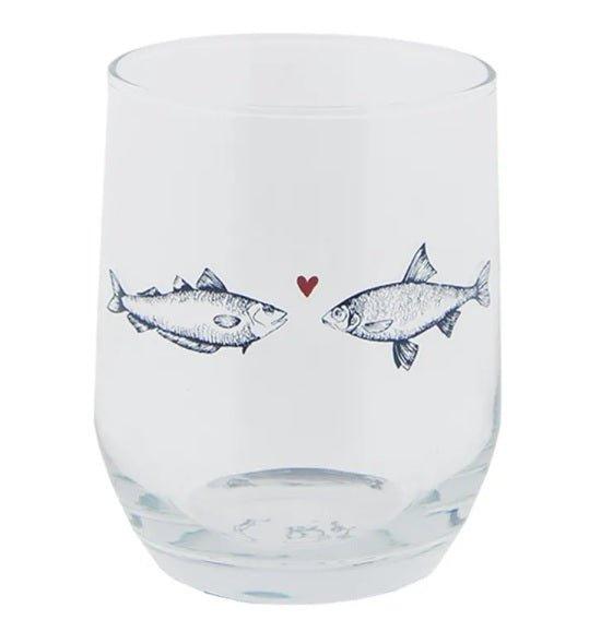 Bicchiere in vetro Clayre & Eef decorato con pesci blu e cuore rosso su fondo trasparente.
