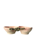 Vista laterale del bolo artigianale in ceramica a forma di rapa due sezioni Virginia Casa