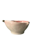 Vista laterale del bolo in ceramica artigianale a forma di ravanello firmato Virginia Casa