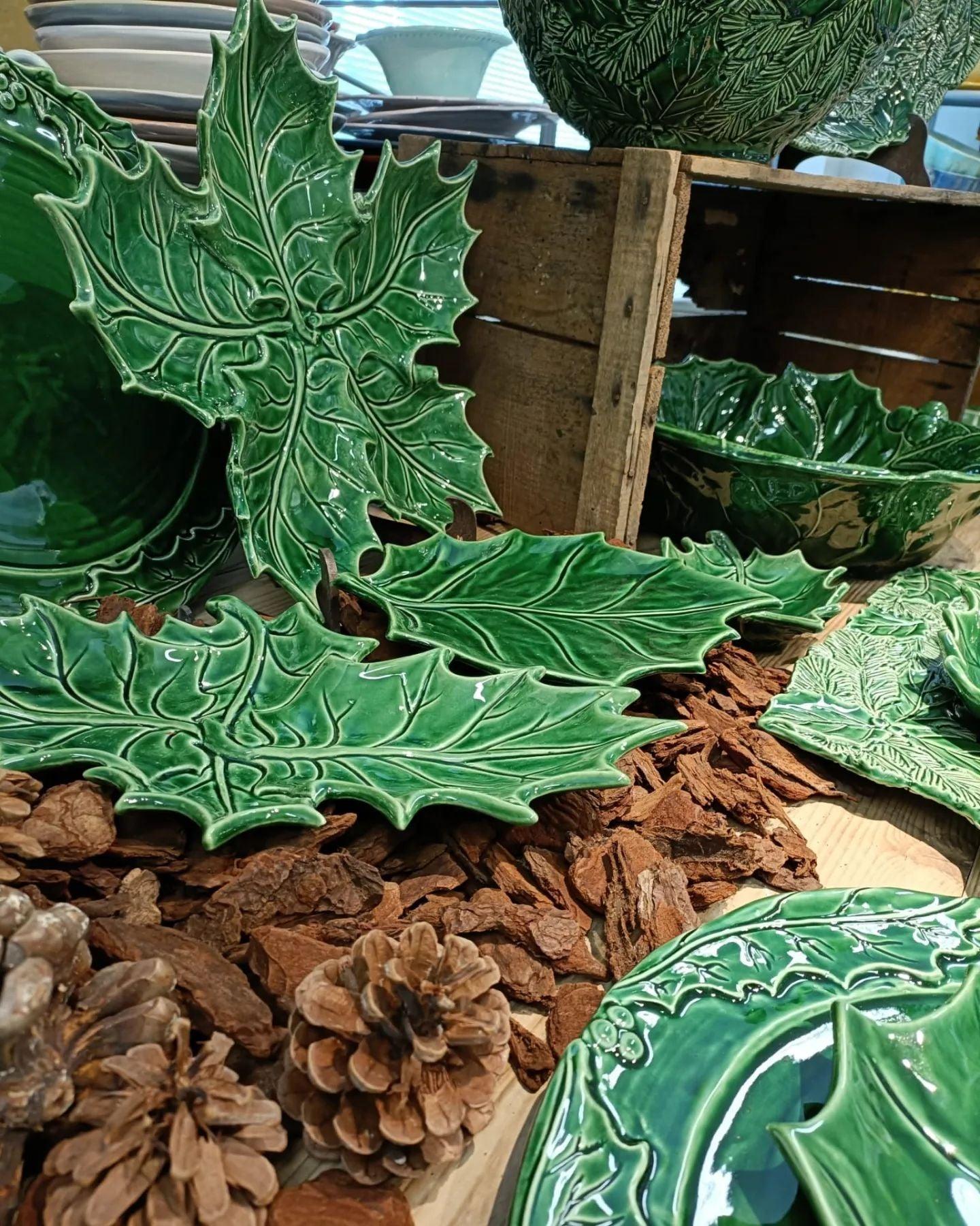 Collezione Virginia Casa Natale: piatti e vassoi in ceramica verde a forma di foglia d'agrifoglio per decorare la tavola delle feste

