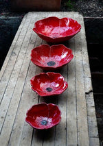 Ciotole in ceramica a forma di papavero in quattro misure in fila  – Linea Natura Virginia Casa, artigianato fatto a mano in Toscana.