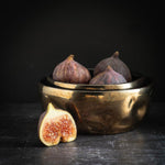 Boli in terracotta platino Dutch Deluxes, impilati con fichi freschi all'interno, design artigianale ed elegante