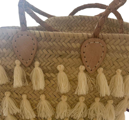 Borsa fatta a mano e intrecciata in foglie di palma con ricami in lana, motivo Nappe Bianche - MARIKA DE PAOLA - HOME DECOR