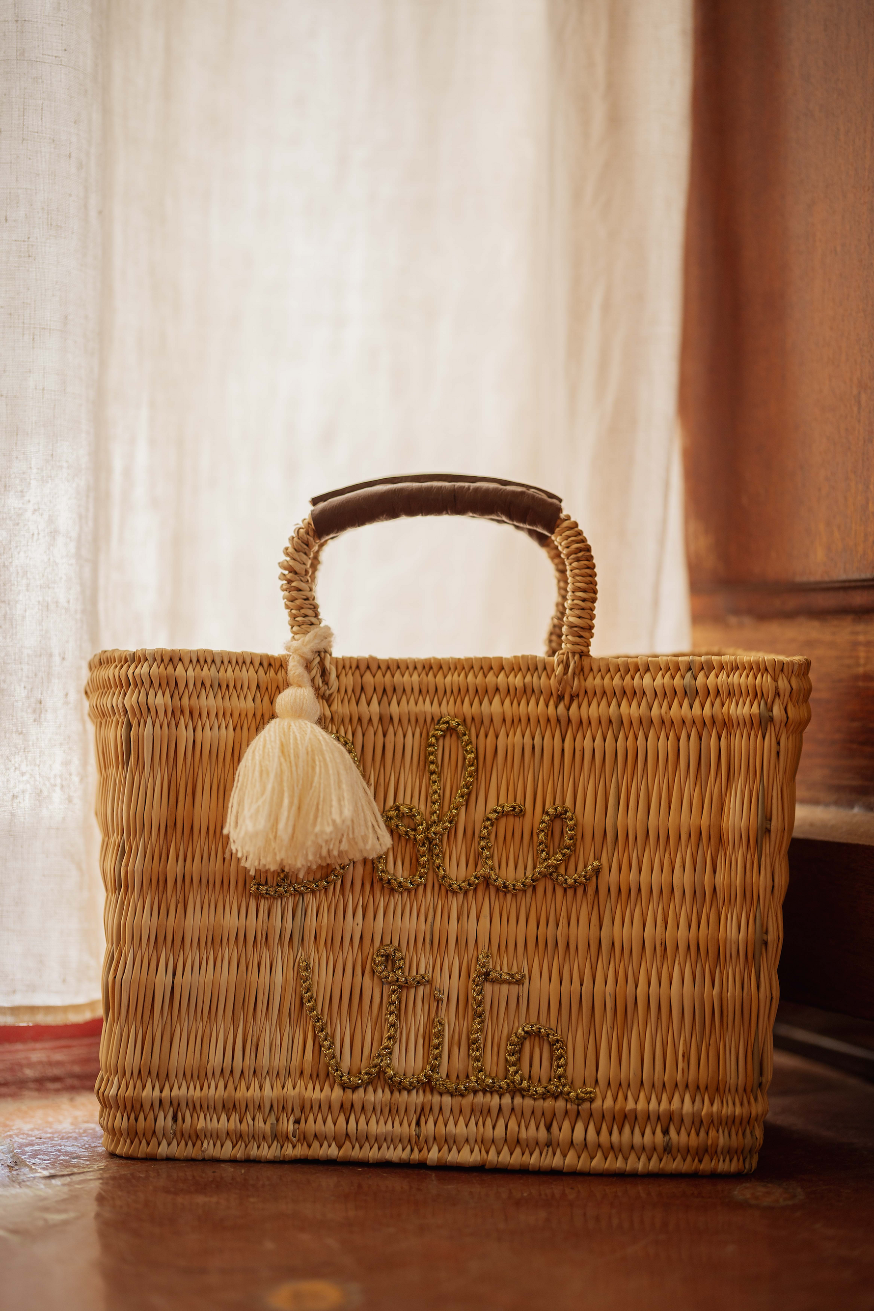 Borsa in paglia intrecciata con scritta Dolce Vita ricamata e manici intrecciati, Marika Selection