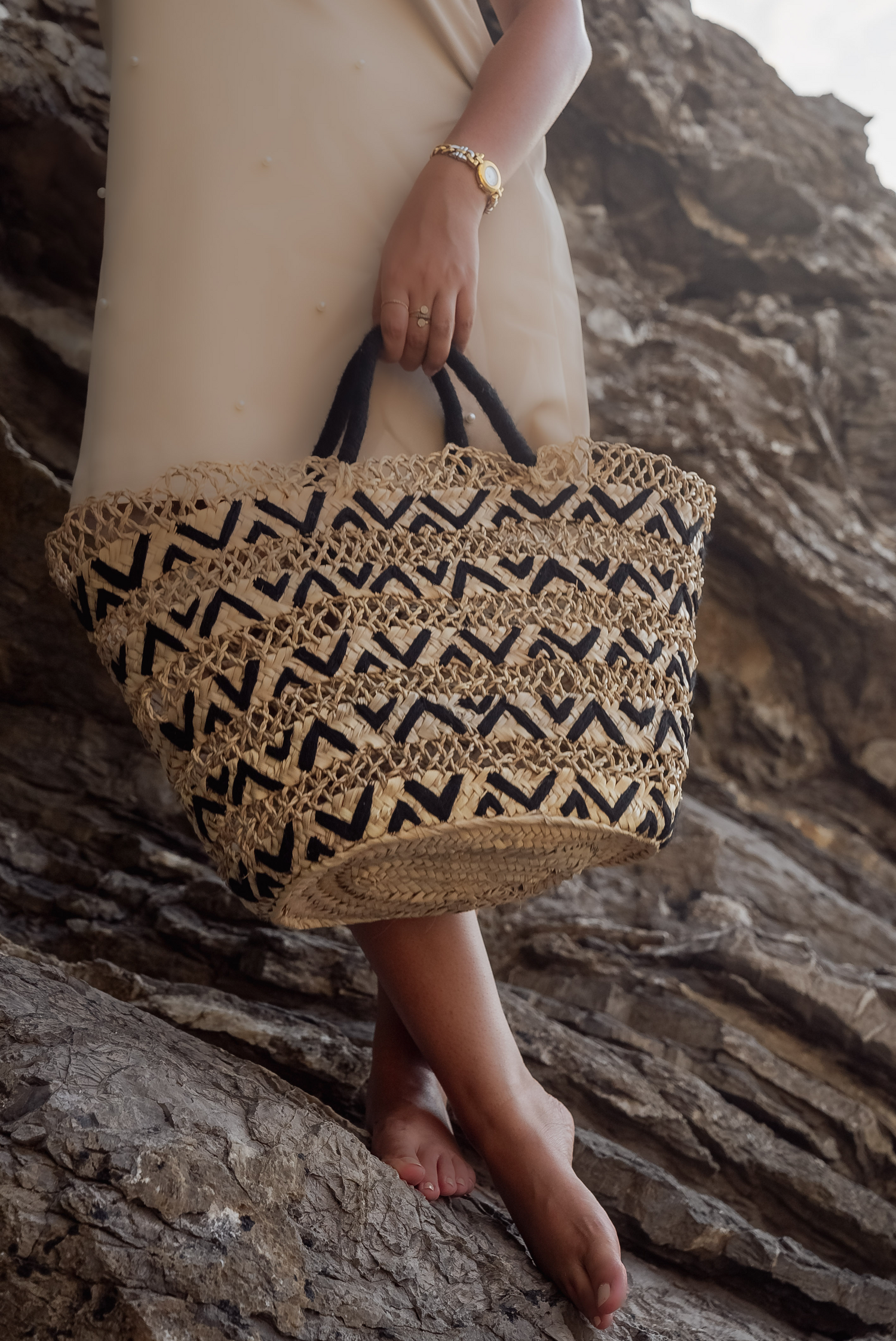 Borsa in paglia intrecciata con motivo zig zag nero e manici rivestiti, stile boho chic estivo