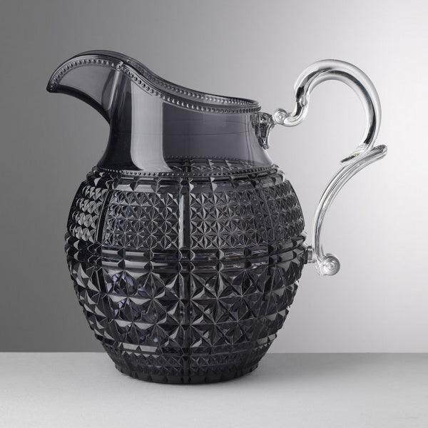 Brocca Halina grigia in cristallo acrilico fumé di Mario Luca Giusti con manico trasparente e effetto scolpito