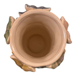 Vista dall’alto vaso in ceramica con apertura centrale e decorazioni marine in rilievo
