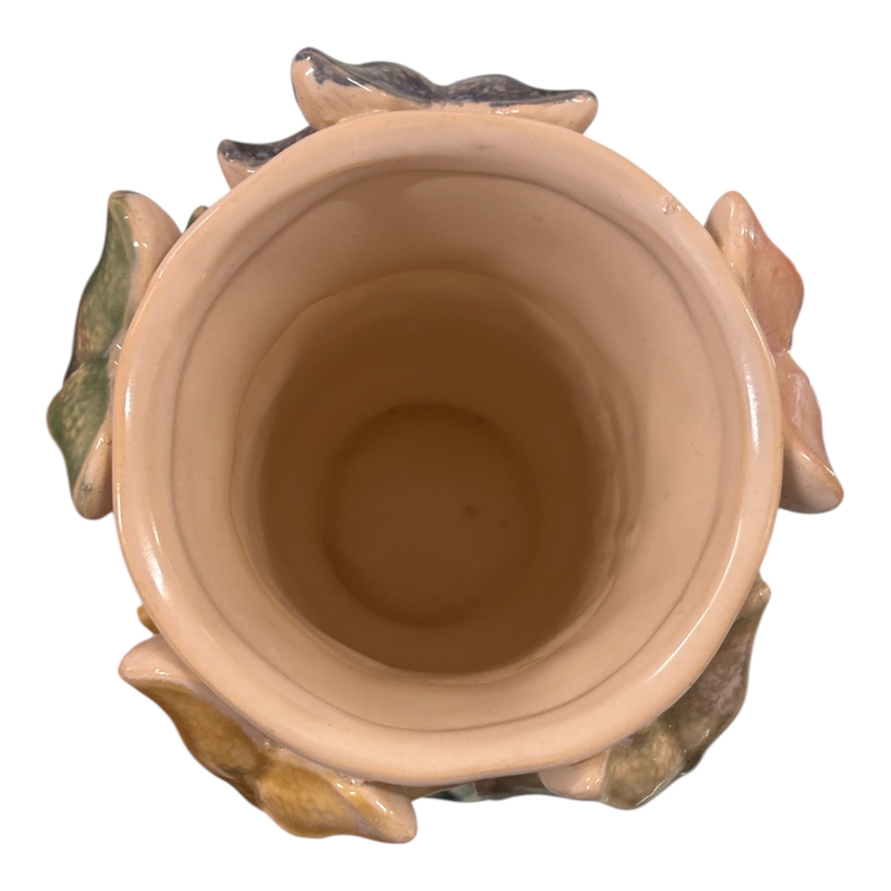 Vista dall’alto vaso in ceramica con apertura centrale e decorazioni marine in rilievo
