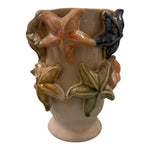 Dettaglio vaso decorativo con stelle marine applicate, design artigianale ispirato al mare
