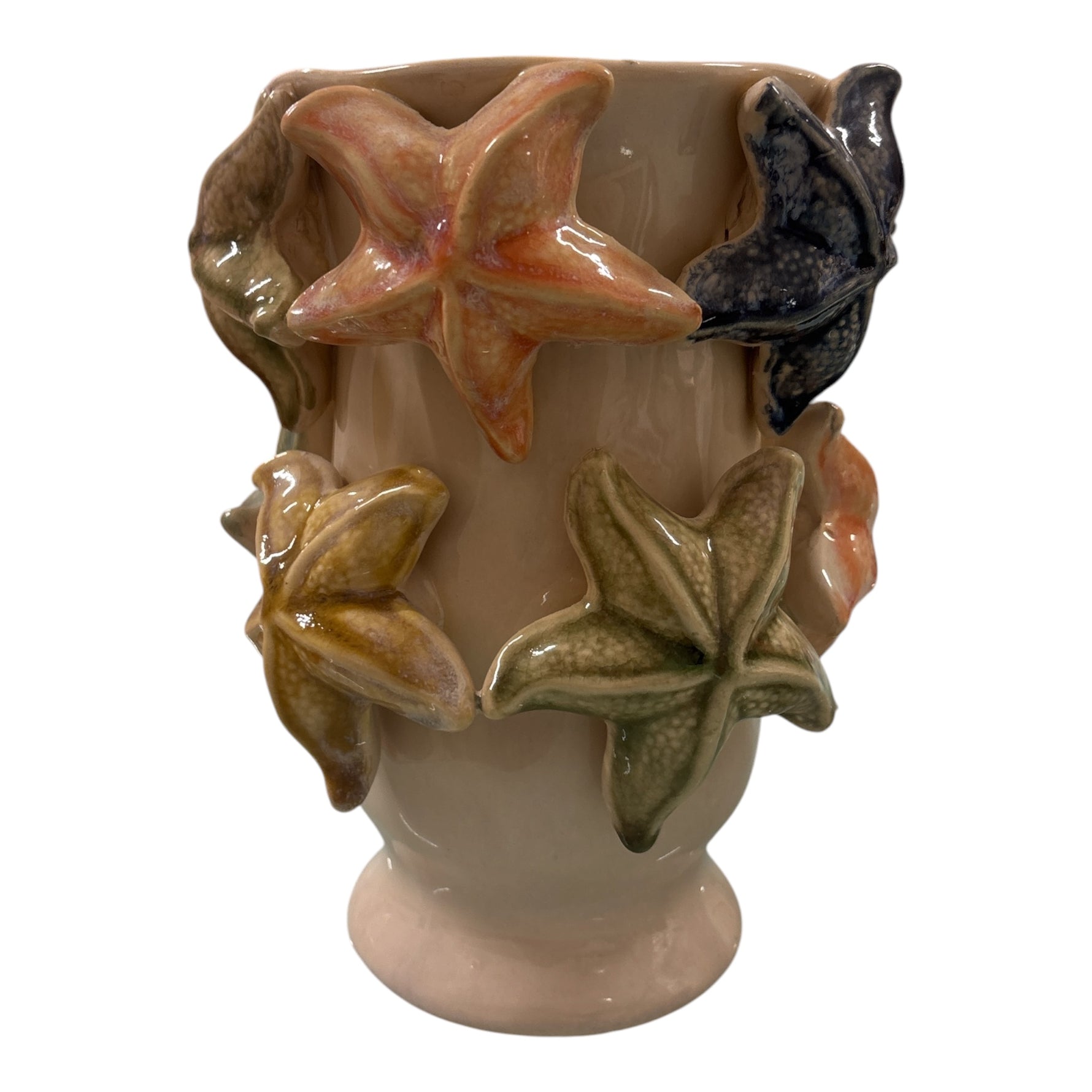 Dettaglio vaso decorativo con stelle marine applicate, design artigianale ispirato al mare
