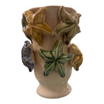 Vaso in ceramica con stelle marine in rilievo e finitura lucida nei toni verde, sabbia e blu