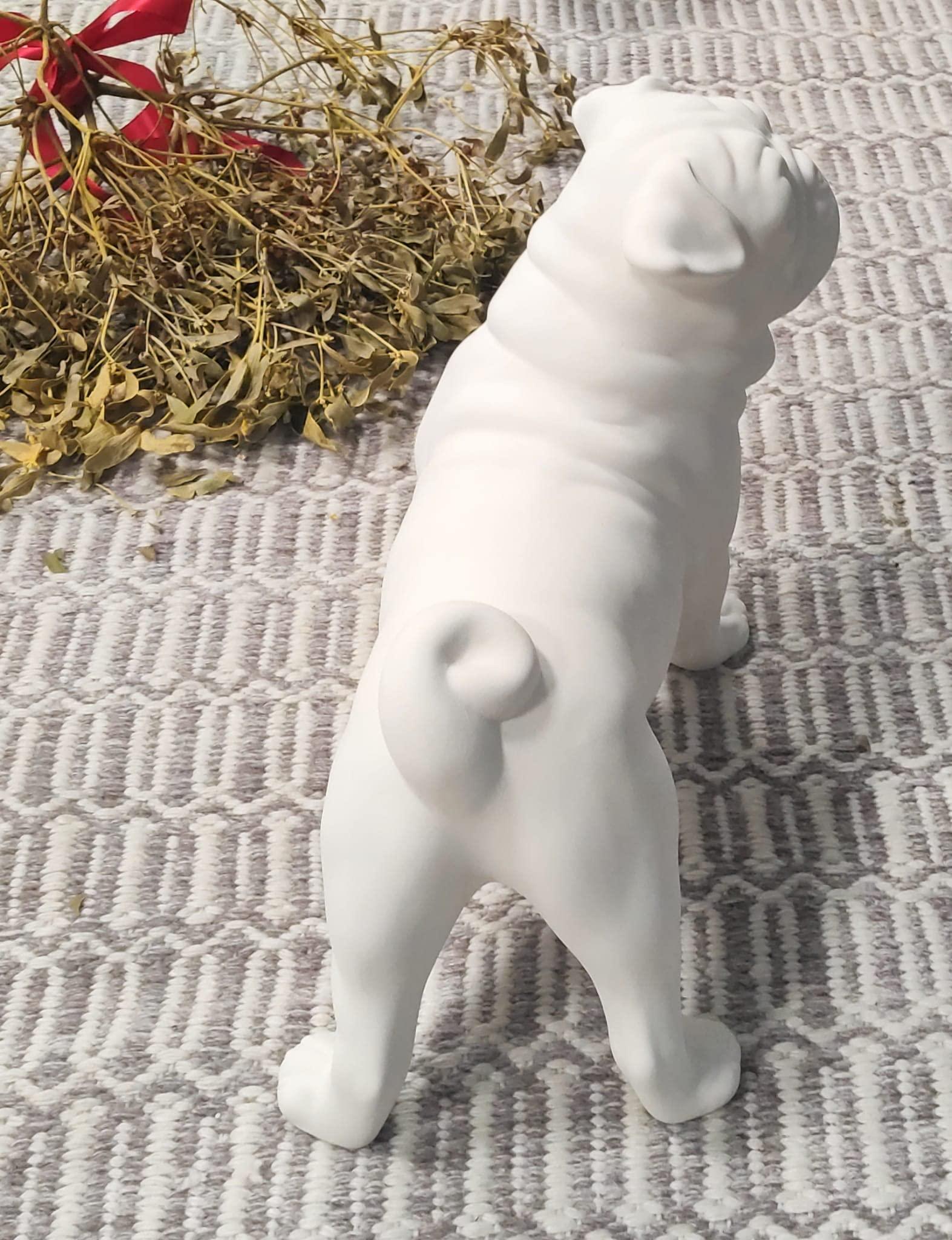 Statua decorativa a forma di carlino in ceramica bisquit bianca opaca, firmata Ceramiche Verus by Abhika su tappeto visto da dietro