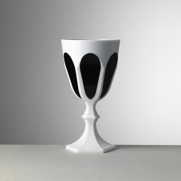 Calice Forte dei Marmi bianco con dettagli neri in acrilico di Mario Luca Giusti