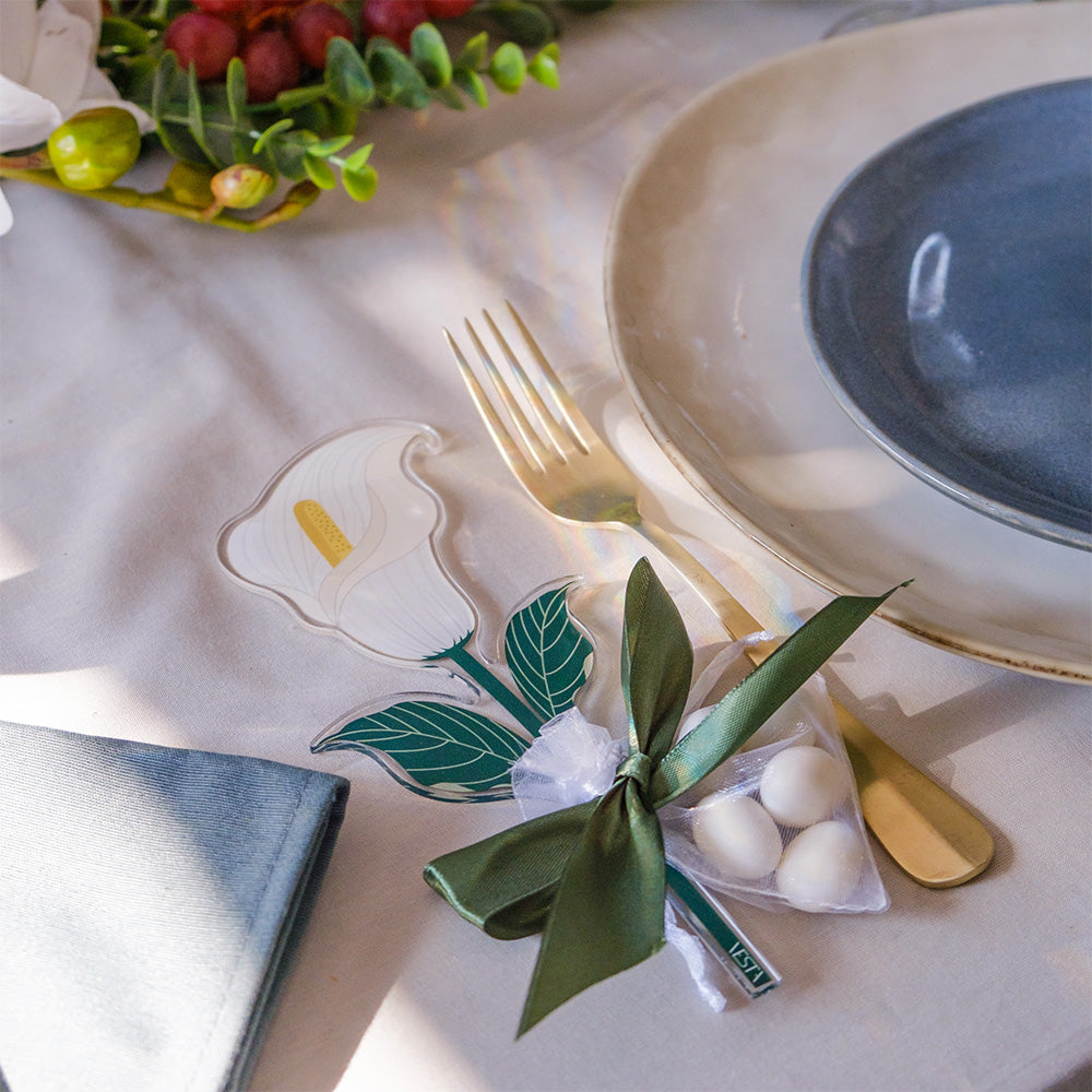 Calla Vesta Special Moment in plexiglas su tavola apparecchiata con sacchettino bomboniera