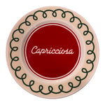 Piatto in porcellana Ø21 cm con scritta “Capricciosa”, centro rosso e bordo panna con decoro verde