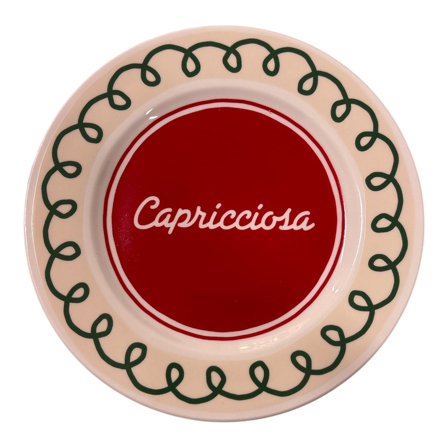 Piatto in porcellana Ø21 cm con scritta “Capricciosa”, centro rosso e bordo panna con decoro verde