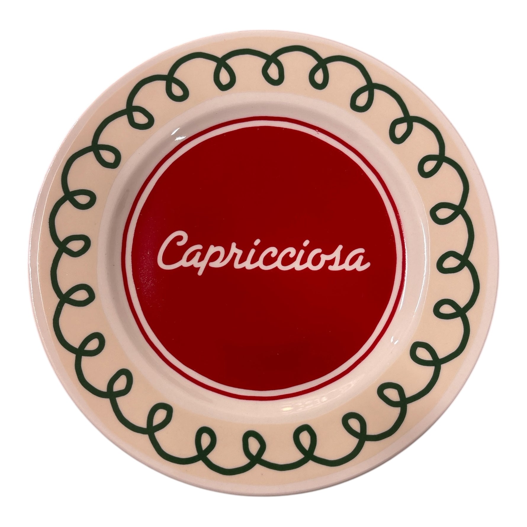 Piatto in porcellana Ø21 cm con scritta “Capricciosa”, centro rosso e bordo panna con decoro verde