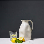 Caraffa in ceramica smaltata artigianale Dutch Deluxes bianca con manico