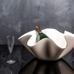 Porta bottiglie Vesta in acrilico tortora con interno bianco, lavorato a mano in Italia, con bottiglia e bicchiere