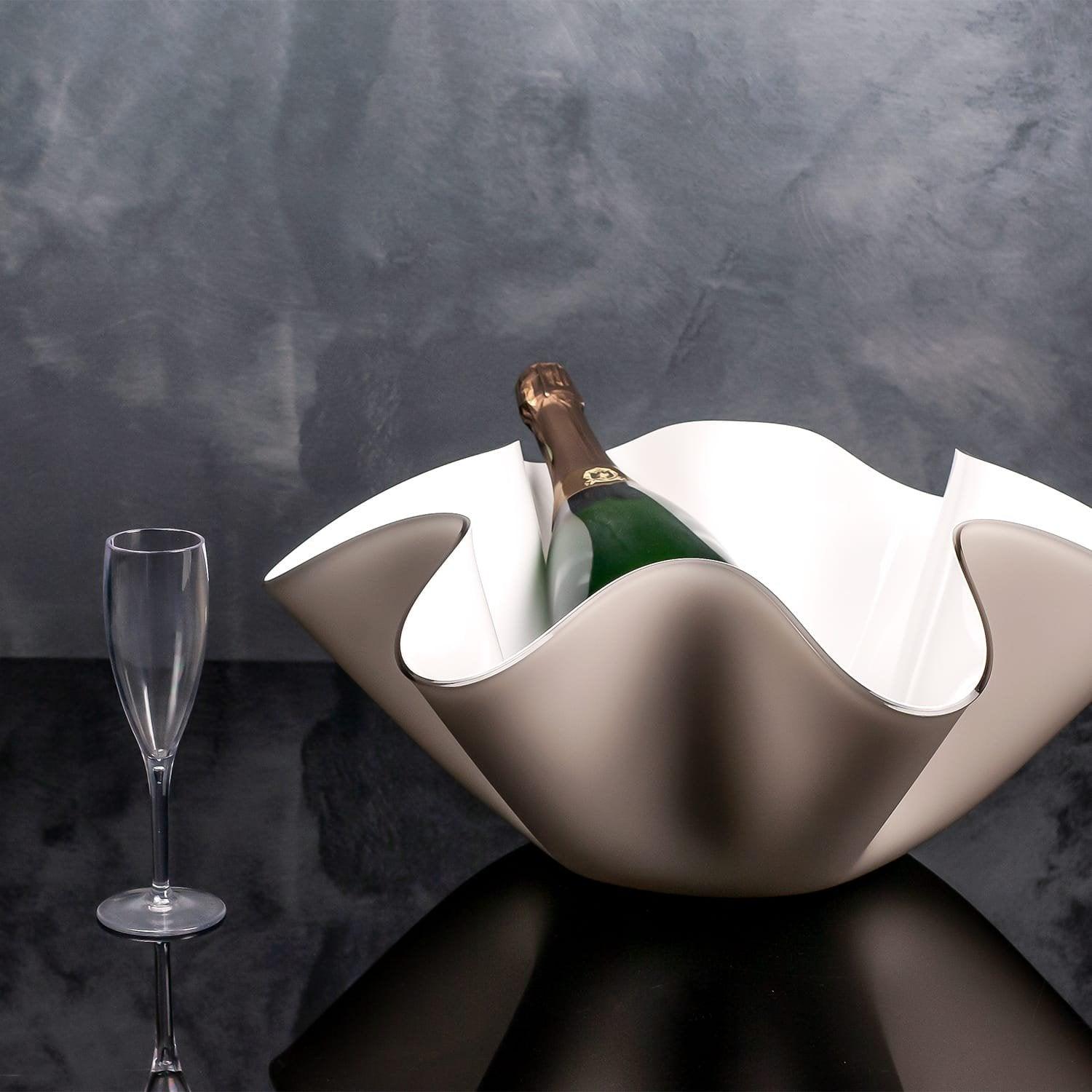 Porta bottiglie Vesta in acrilico tortora con interno bianco, lavorato a mano in Italia, con bottiglia e bicchiere