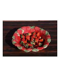 Centrotavola rosso Virginia Casa con fragole fresche, ceramica artigianale Ø37 cm, hand made in Italy.
