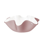Centrotavola Soft Vesta Design rosa cipria in cristallo acrilico PMMA con design ondulato moderno ed elegante, ideale come portafrutta o complemento d’arredo Made in Italy.