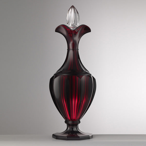 Bottiglia Cesara rubino in cristallo acrilico di Mario Luca Giusti, stile barocco moderno per tavole eleganti, disponibile anche in blu e  verde.