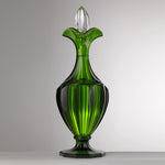 Bottiglia Cesara verde in cristallo acrilico di Mario Luca Giusti, stile barocco moderno per tavole eleganti, disponibile anche in blu e rubino.