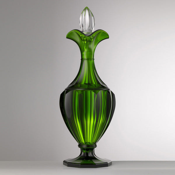 Bottiglia Cesara verde in cristallo acrilico di Mario Luca Giusti, stile barocco moderno per tavole eleganti, disponibile anche in blu e rubino.