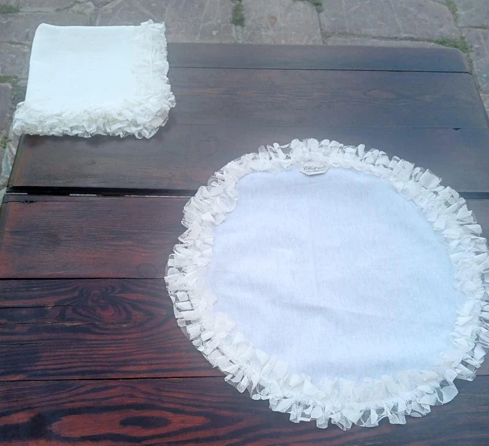 Set Chez Moi: tovaglietta rotonda in lino cerato e tovagliolo con pizzo fatti a mano in Italia, per mise en place eleganti e raffinate.