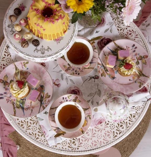 Piattini rosa con uccelli Clayre & Eef su tavolino apparecchiato con tè e dolci

