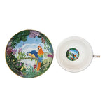 Vista dall’alto di tazza e piattino in ceramica Clayre & Eef con decorazione tropicale di pappagalli colorati.