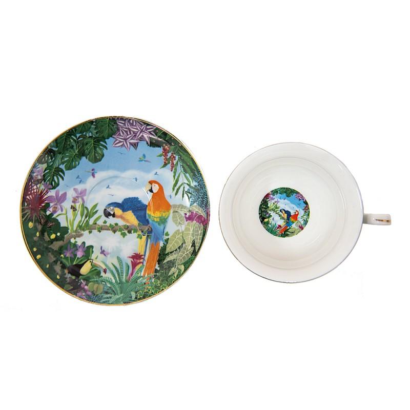 Vista dall’alto di tazza e piattino in ceramica Clayre & Eef con decorazione tropicale di pappagalli colorati.