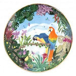 Piattino in ceramica Clayre & Eef decorato con pappagalli tropicali, visto dall’alto.