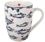 Mug in ceramica bianca Claire & Eef decorata con pesci blu e cuori rossi, stile marino