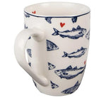Mug Claire & Eef in ceramica bianca decorata con pesci blu e cuori rossi, stile marino, particolare manico