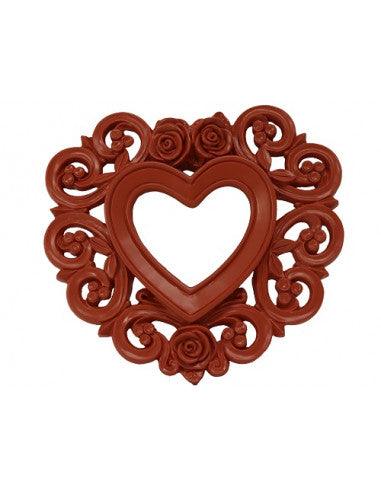 Cornice a cuore in gesso rossa fatta a mano Virginia Ceramiche, con dettagli floreali scolpiti. Eleganza romantica per decorazioni o regali speciali.