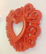 Dettaglio laterale cornice a cuore rossa Virginia Ceramiche, lavorazione artigianale in gesso.