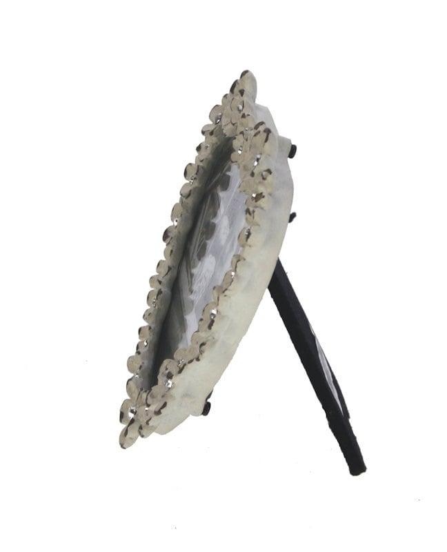 Cornice a cuore in metallo vista laterale, finitura panna con glitter argento e supporto da tavolo

