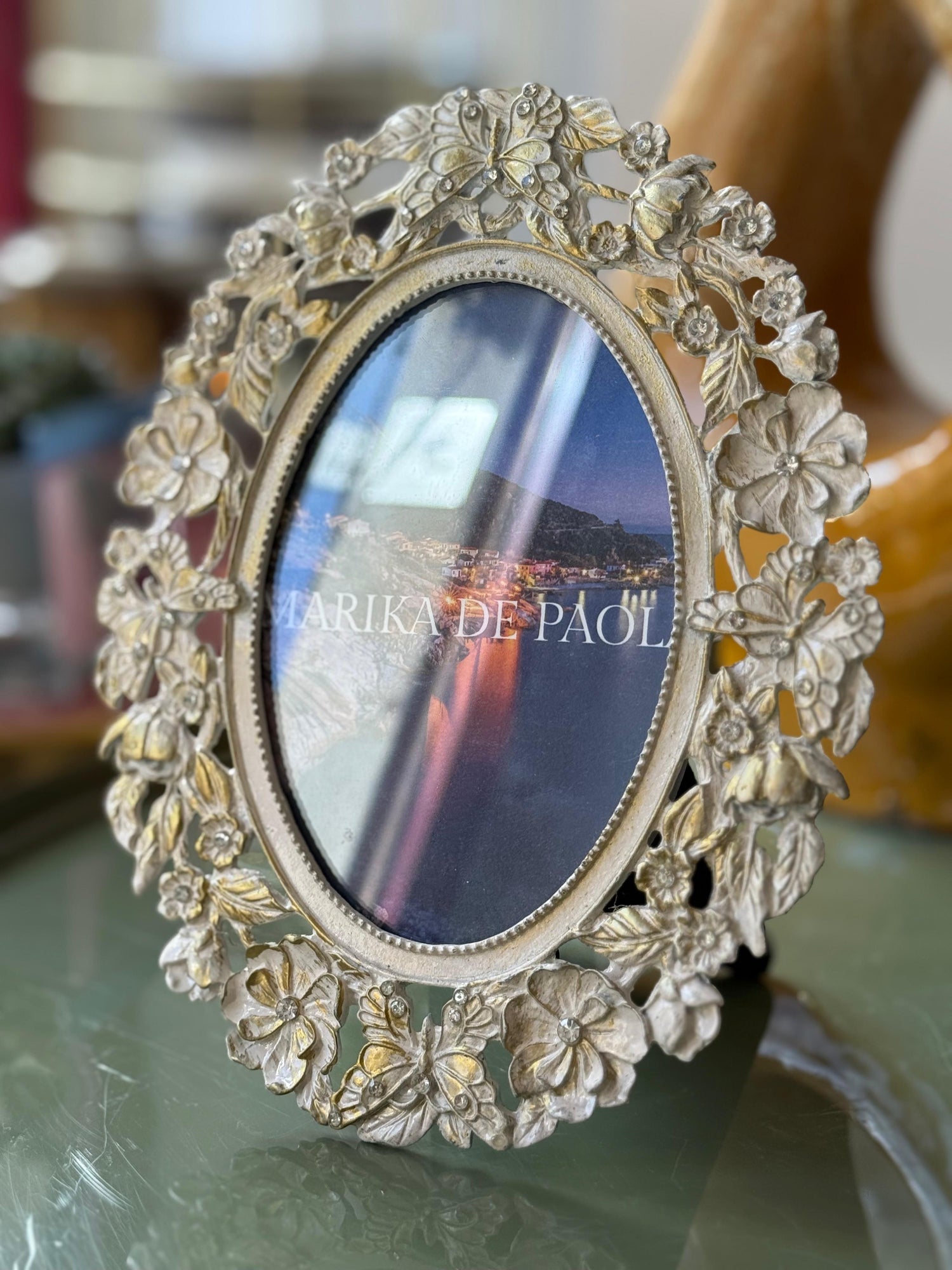 Cornice ovale con fiori e farfalle: eleganza senza tempo per i tuoi ricordi