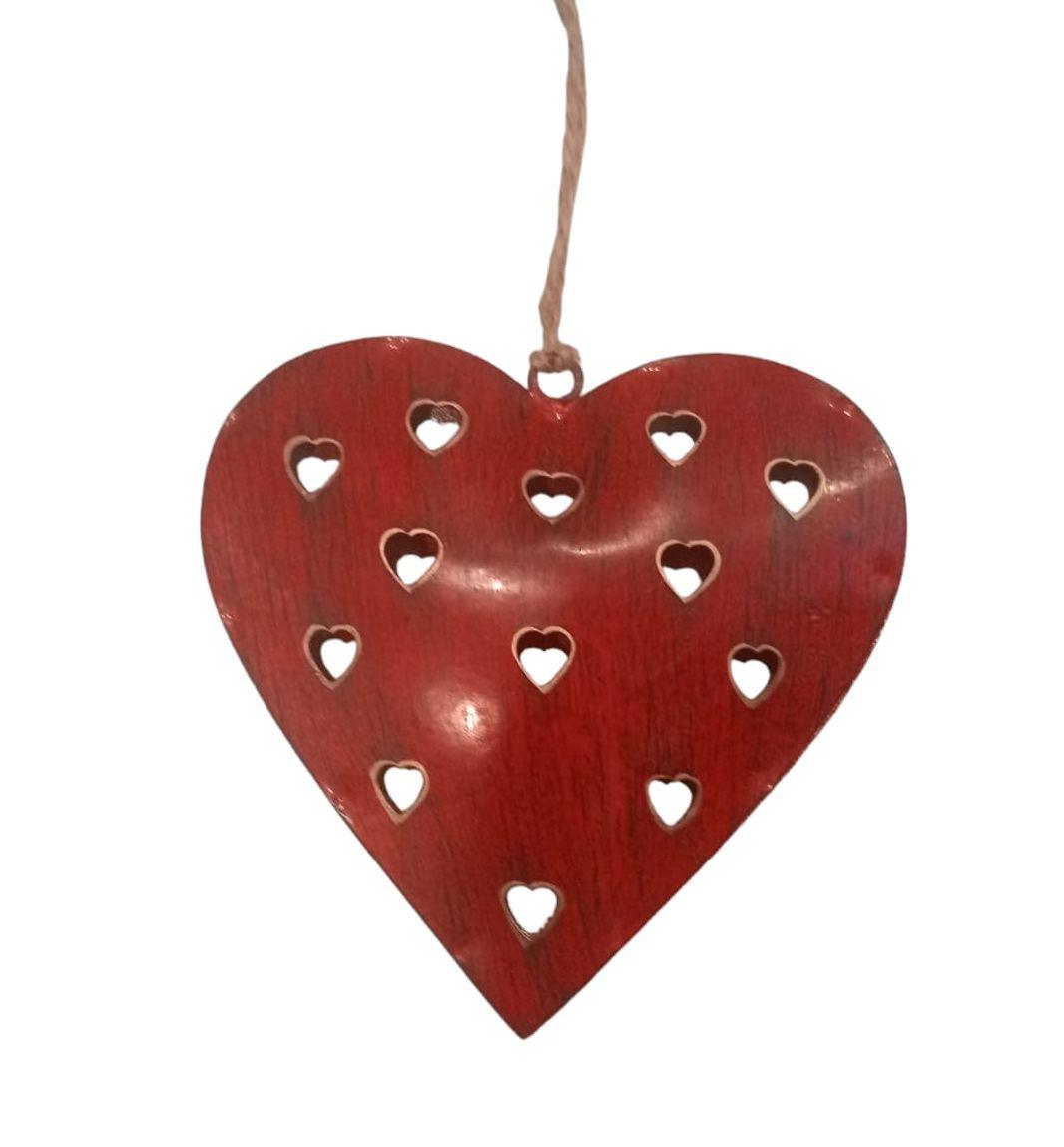 Cuore di latta rosso intagliato per decorazioni natalizie o ambientazioni romantiche

