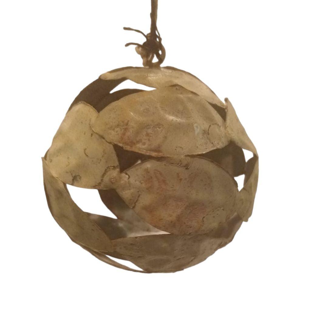 Sfera in ferro con foglie decorative simili all’alloro, disponibile in due misure. Oggetto artigianale elegante per decorare o regalare.