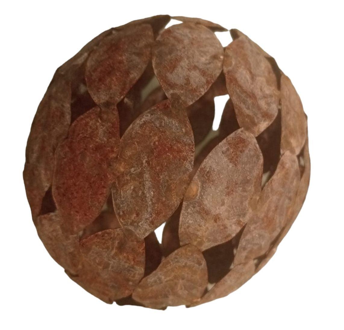 Sfera in ferro con foglie decorative simili all’alloro, disponibile in due misure. Oggetto artigianale elegante per decorare o regalare.