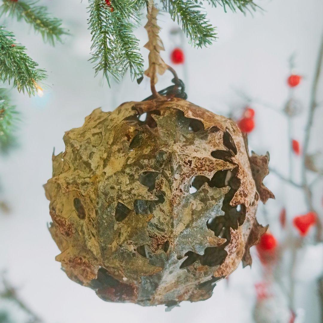 Boule décorative en fer avec des feuilles : nature et design pour votre maison