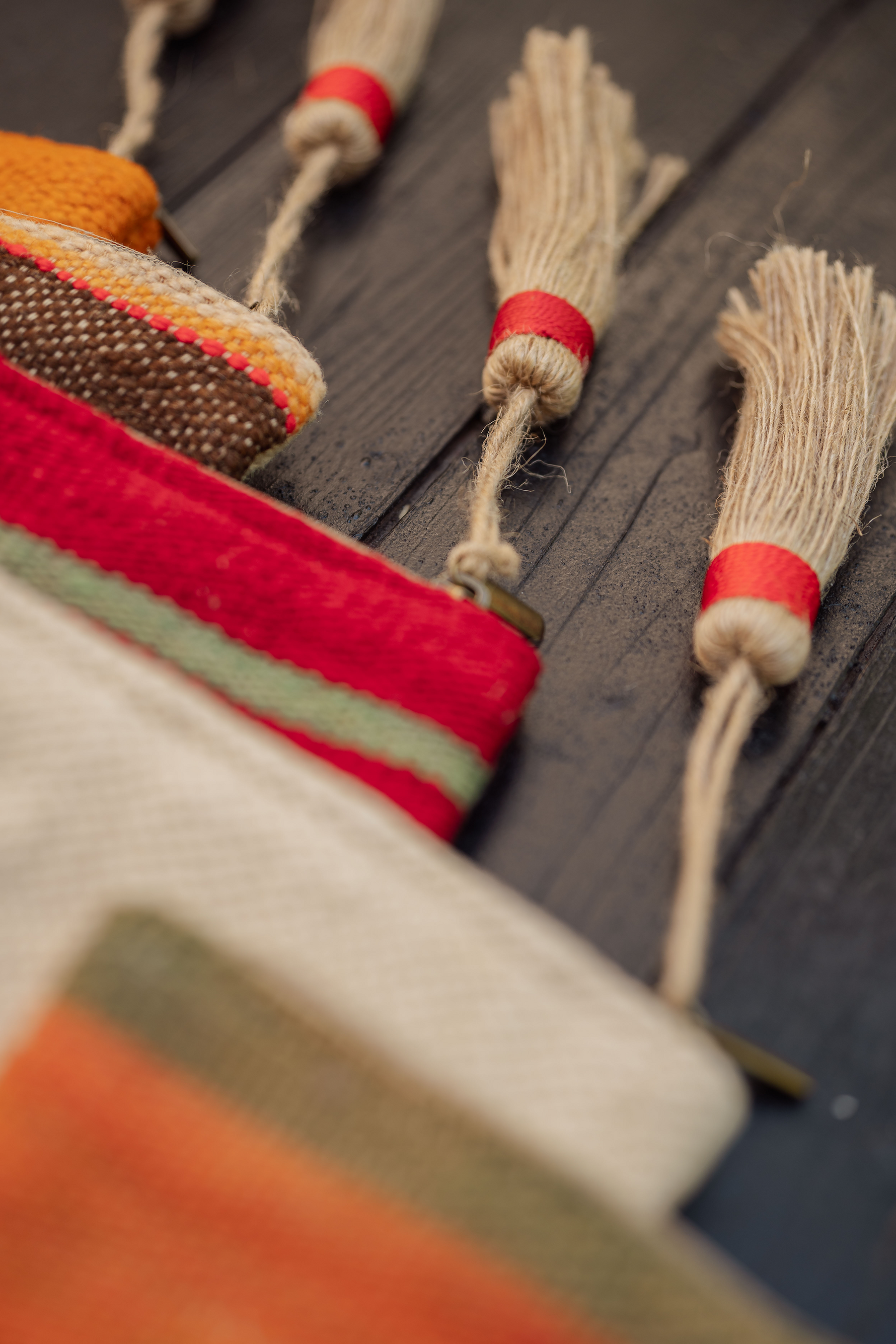 Pochette artigianali in tessuto berbero sovrapposte in diversi colori naturali e caldi 