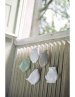 Evaporatori in ceramica Virginia Casa appesi al termosifone: civetta, uccellino, rana e gatto. Artigianato italiano decorativo per ogni stanza.