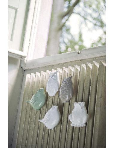 Evaporatori in ceramica Virginia Casa appesi al termosifone: civetta, uccellino, rana e gatto. Artigianato italiano decorativo per ogni stanza.